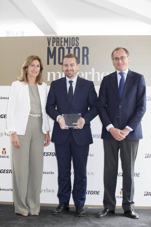 Alejandro Martín, Jefe de Prensa de Audi, ha recogido el premio de manos de Liliana Maguregui,  Directora Comercial del Área revistas de CM Vocento, y del ministro Alfonso Alonso.