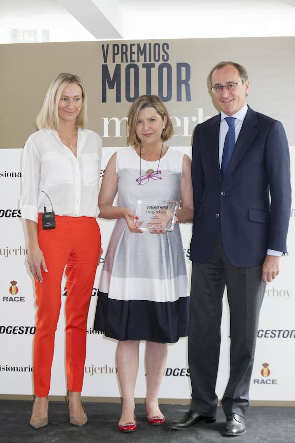 Malena Olcoz, responsable de Mujerhoy.com, ha entregado el premio por el Citroën E-Mehari a Concha Caja, Directora de Comunicación de Citroën.