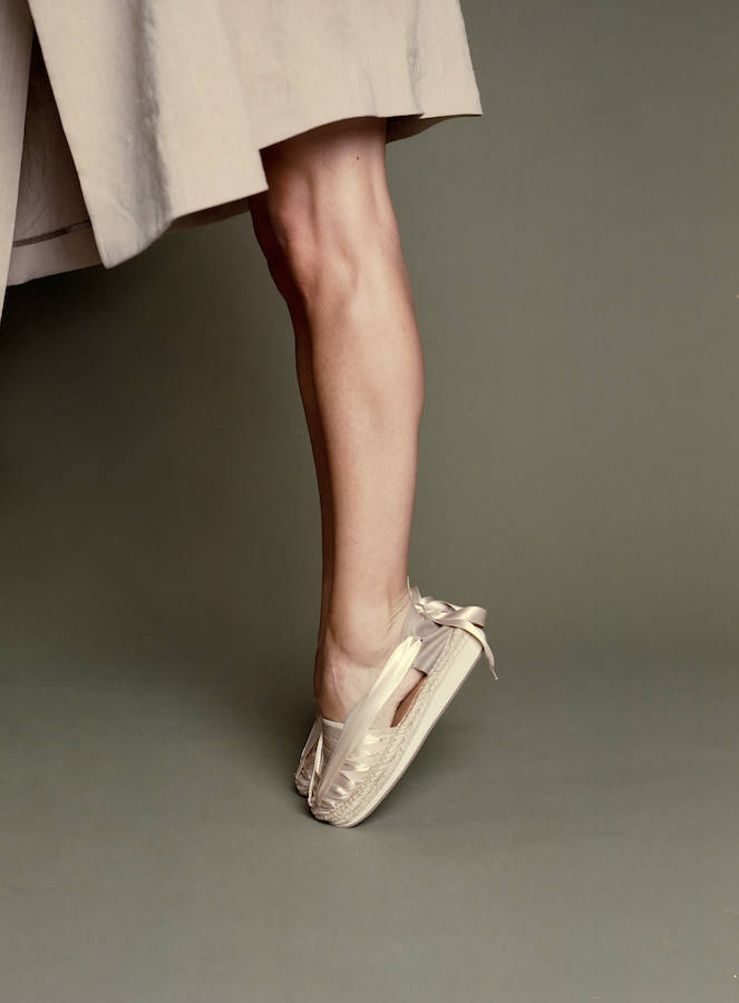 Proponen piezas de yute para todos los públicos, incluidas las novias a las que visten los pies de originales modelos como este.