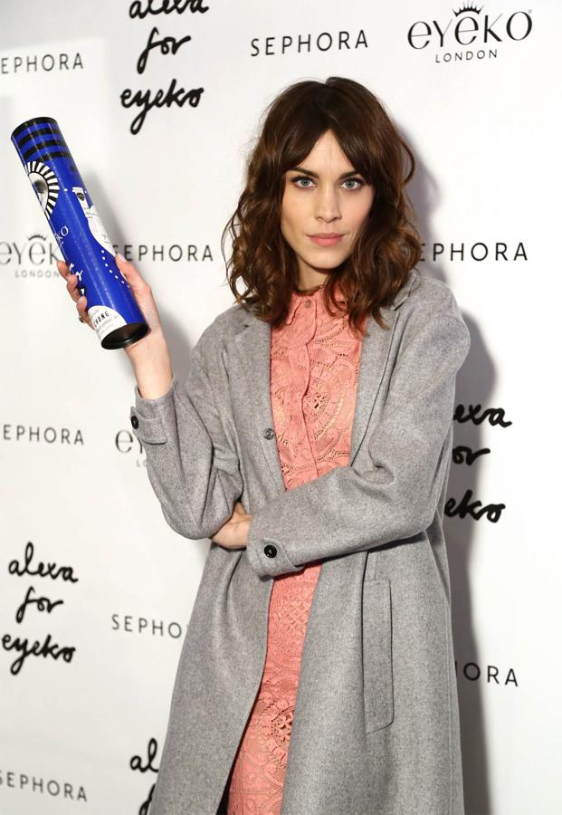 La bloguera e 'it girl' Alexa Chung colabora con la firma británica Eyeko, además de ser imagen, ha lanzado un eyeliner y una máscara de pestañas, de edición limitada.