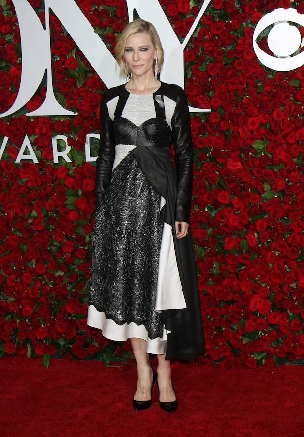 La actriz arriesgó y acertó con este look en blanco y negro de la última colección de Louis Vuitton.