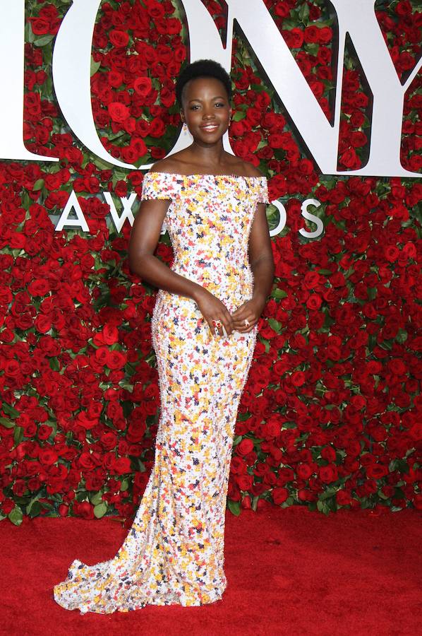 El vestido estampado por el que apostó Lupita en la ceremonia de los Tony era obra de la firma Hugo Boss.