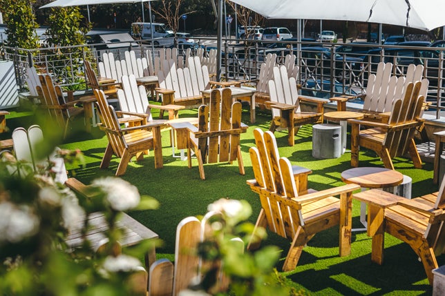 Aspen, en la Plaza de la Moraleja (Madrid) es la primera terraza-solarium de la capital. Su reciente remodelación a cargo de Joaquín Torres ya merece una visita.