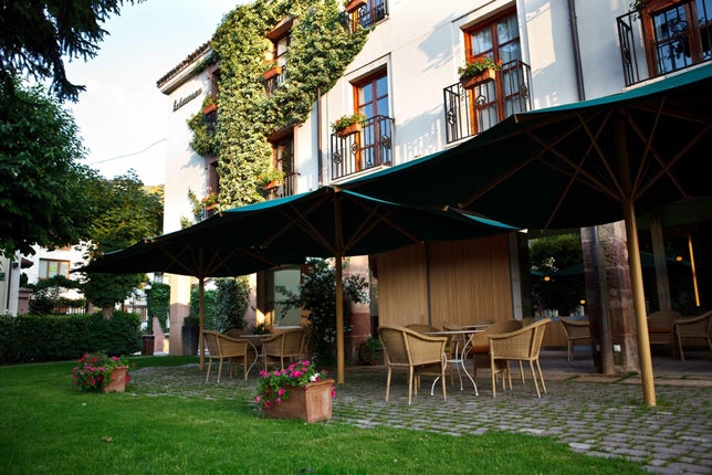 En la calle Padre José García, 19, de Ezcaray (La Rioja) encontramos un Hotel Boutique en el que se esconde el coqueto jardín de Echaurren Relais&Chateaux, donde disfrutar de la mejor cocina de la tierra aderezada con tapas creativas y vanguardistas mientras se hace una 'cura détox tecnológica' a los pies de la Iglesia románica de Santa María.