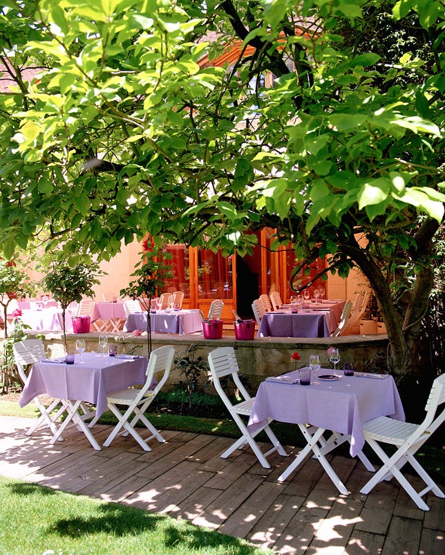 La Terraza de DeLuz (en la calle Ramón y Cajal, 18, de Santander) es un auténtico vergel donde disfrutar de un buen vino a la luz de las velas, mirar la luna llena mientras se desguta uno de sus cócteles o se picotea alguna de las delicias de su carta al resguardo del magnolio.