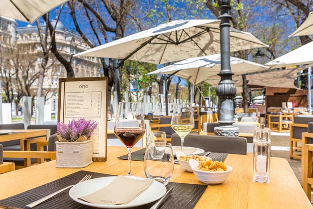 Para el brunch, para comer, cenar o ir de 'afterwork', la terraza de Otto (Paseo de la Castellana, 8 de Madrid) es una apuesta segura para amantes de la buena mesa y aquellos que busquen una amplia carta de cócteles.