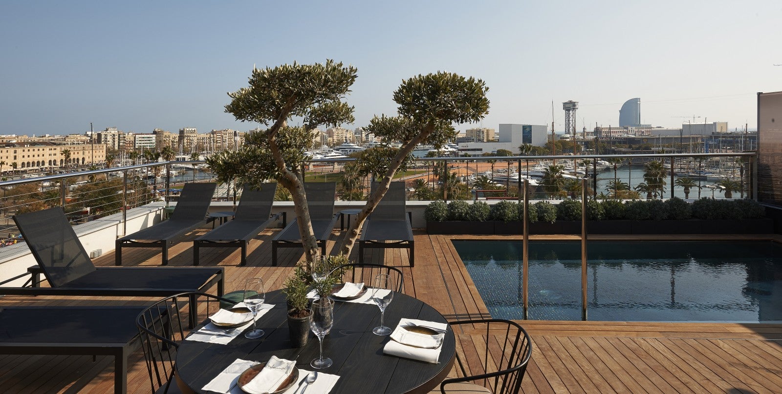 The Serras (Paseo de Colón, 9) es el hotel más premiado en España en los Premios Travellers Choice 2016, entre otras cosas, por tener una de las terrazas de azotea con las mejores vistas de Barcelona.