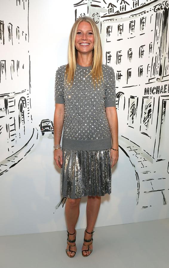 Apostando por los metalizados, la actriz a su llegada al evento