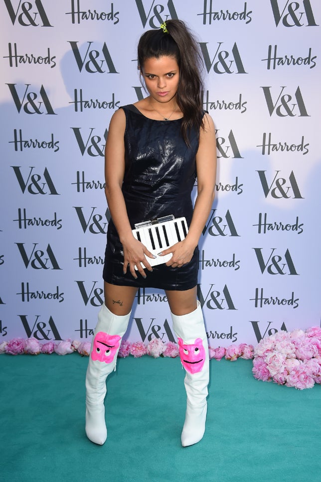 ¿Por dónde empezamos? ¿Por la coleta noventera a lo Mel C? ¿Por las botas blancas (sí, botas blancas) que le cogió su sobrina y las utilizó como lienzo en el jardín de infancia? ¿Por el vestido de cuero ajado? ¿Por las manicura? Lo único que se salva en este look es el