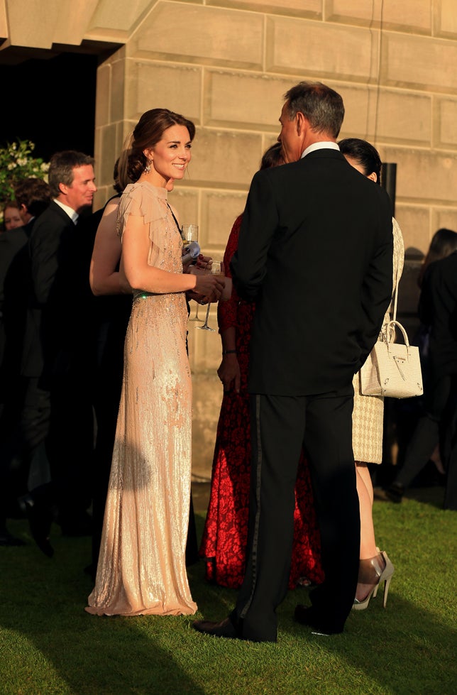 Kate Middleton derrochó elegancia con una combinación ganadora y segura: tanto el vestido como los complementos que eligió fueron los mismos que lució en 2011, cuando estrenó este diseño de Jenny Packham.
