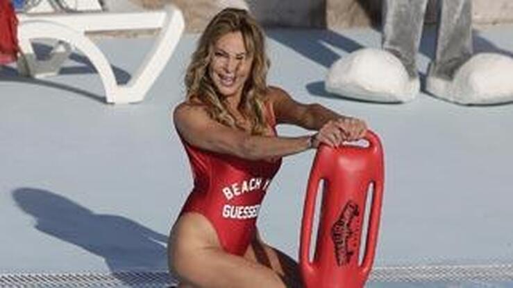 Fotos: Ana Obregón posa a lo Pamela Anderson en 'Los vigilantes de la playa'.