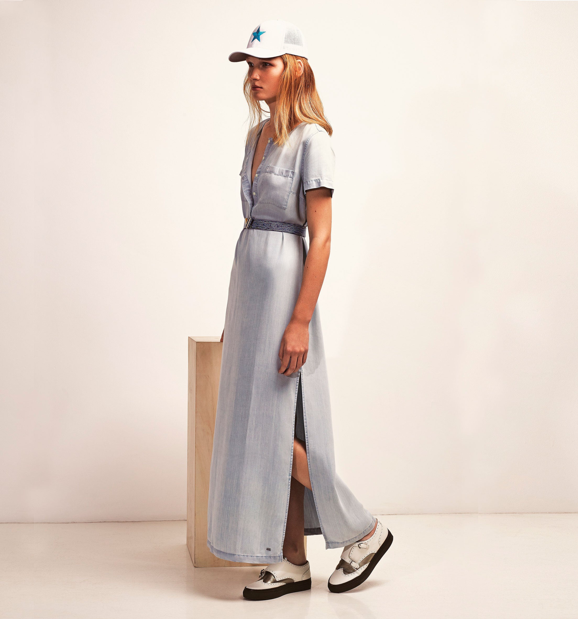 Vestido de Tommy Hilfiger (169 €) con cinturón de Louis Vuitton y gorra de Proud. Los zapatos son de Brunello Cucinelli. Estilismo: José Herrera. Maquillaje y peluquería: Marina Alejandre (Talents) para Chanel y Art Lab Aveda.