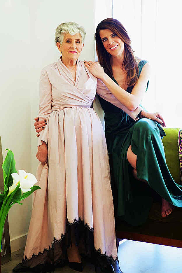 Estilista: Patricia Figueroa. Maquillaje y peluquería: Carminia Albornoz (NYC) para Art Lab-Aveda. Ruth, vestido Adolfo Domínguez; Aurora look de Escada.