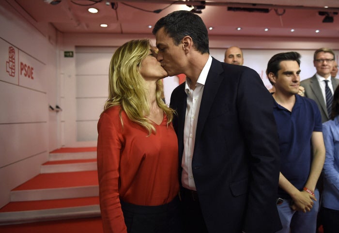 Más discreto y menos mediático fue el beso a Begoña Gómez con el que el líder del PSOE cerró su comparecencia post-electoral en la sede socialista de Ferraz. La pareja ha sido, eso sí, la versión española de los Obama durante toda la campaña.