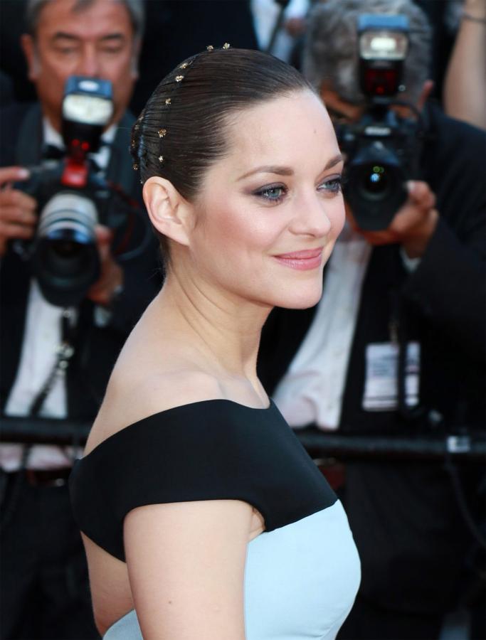 Marion Cotillard lució en esta ocasión un moño de bailarina adorando con una diadema de brillantes.