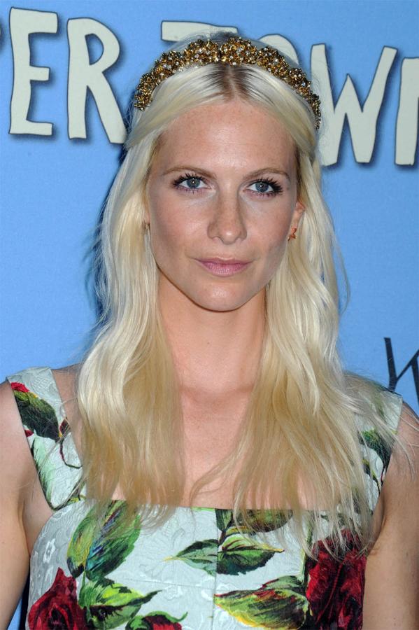 Poppy Delevingne con una diadema dorada, un tanto barroca, pero que le queda muy bien con el peinado elegido: melena suelta con raya en el medio y semirrecogida a ambos lados.