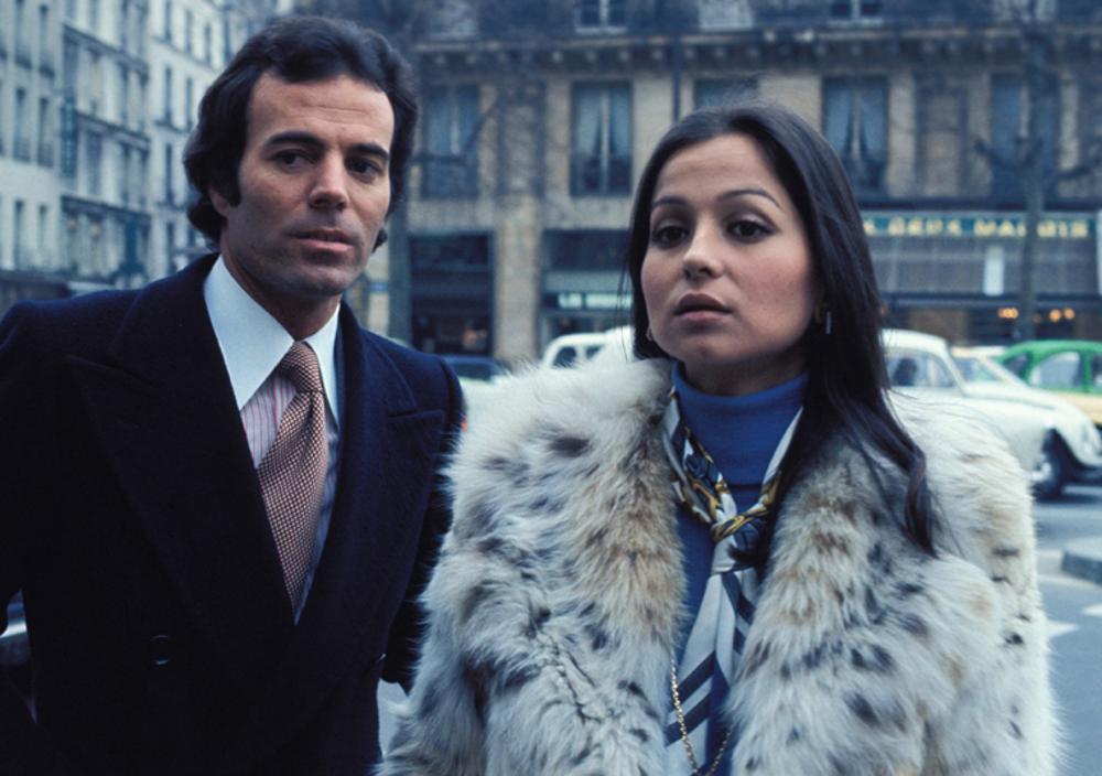 Fue su primer marido. Con su matrimonio y el nacimiento de sus tres hijos mayores, Chabeli, Julio jr., y Enrique, Isabel comenzó su andadura en el reinado del corazón.