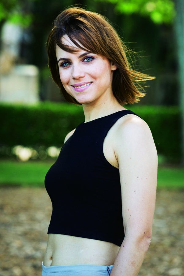 La actriz Aura Garrido es la madrina de la campaña de La Roche-Posay para prevenir los efectos nocivos del sol y concienciarnos sobre la aplicación del protector solar. Así vive las vacaciones.