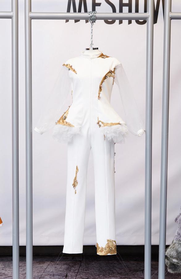 El museo del traje de Madrid ha acogido la tercera edición del MFSHOW LAB by Pandora. La colección de Nacho Gamma ha sido la ganadora del certamen que patrocina la firma de joyería, lo que le permitirá desfilar en septiembre en la pasarela madrileña.