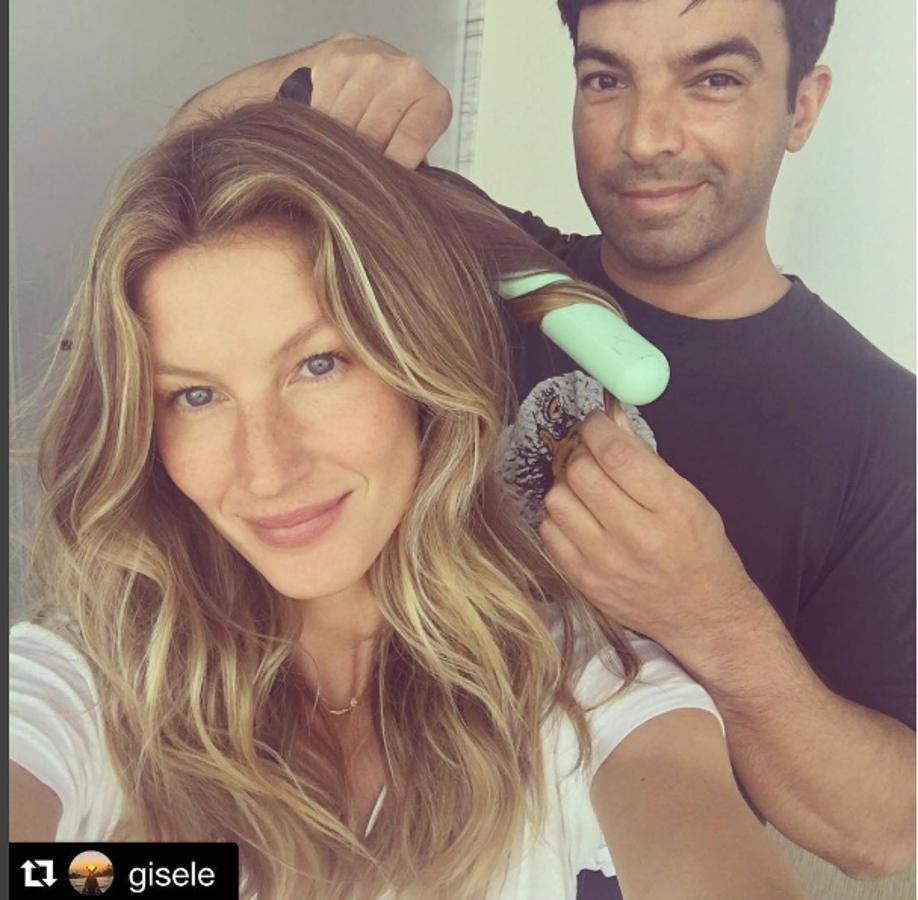 Harry Josh es el peluquero de famosas como Gisele Bündchen, Karlie Kloss, Olivia Wilde, Kate Bosworth, Dakota Johnson, Rose Byrne… Tiene su propia línea de herramientas para el pelo y en su perfil de Instagram podrás ver cómo peina a las estrellas para los eventos más glamurosos.