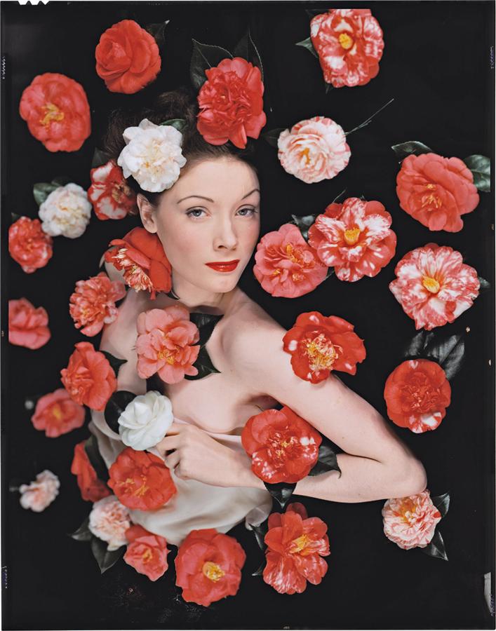 Aquí podemos ver otra muestra del arte de Erwin Blumenfeld, 'La chica de las camelias', perteneciente a Picture Post (1947).