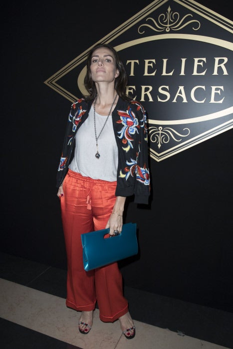 Otra que no se perdió el desfilede Atelier Versace fue la mejicana Adriana Abascal.