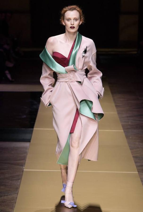 Los abrigos forman una parte importante de la colección que Donatella Versace ha subido a la pasarela de París.