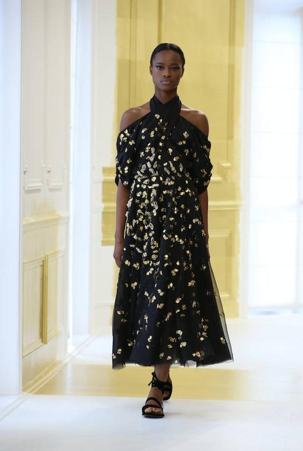 Uno de los elaborados vestidos que ha subido a la pasarela de París