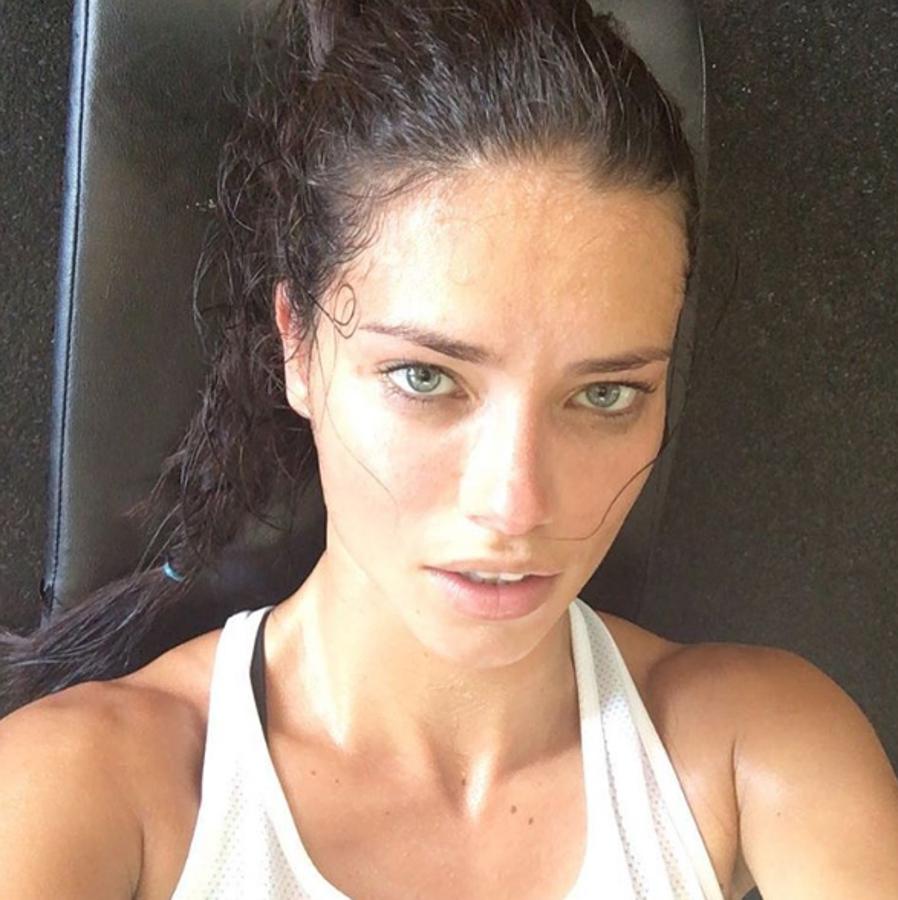 Recién salida del gimnasio la modelo brasileña se muestra en su cuenta de Instagram sin una gota de maquillaje. Sus espectaculares ojos verdes la delantan...