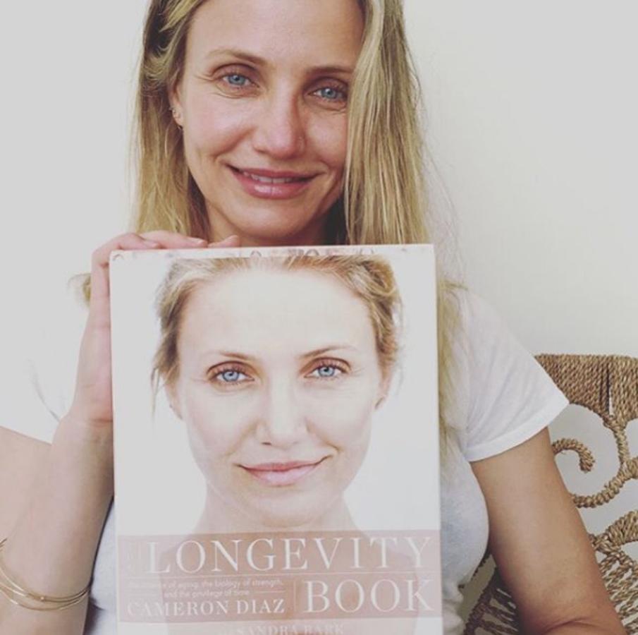 La actriz posa junto a su libro (en español Ama tu cuerpo) sin maquillaje, dejando ver sus ojeras, patas de gallo... Cameron Diaz no duda en compartir imágenes sin maquillaje con sus seguidores, orgullosa del paso del tiempo.