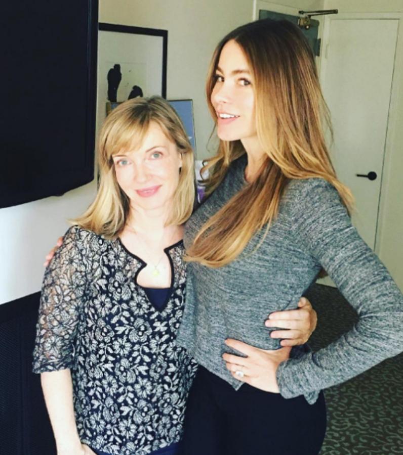 A punto de cumplir los 44 años, la actriz de origen colombiano Sofia Vergara, subió a su perfil de Instagram esta foto en la que aparece junto a su maquilladora, pero con la cara lavada.