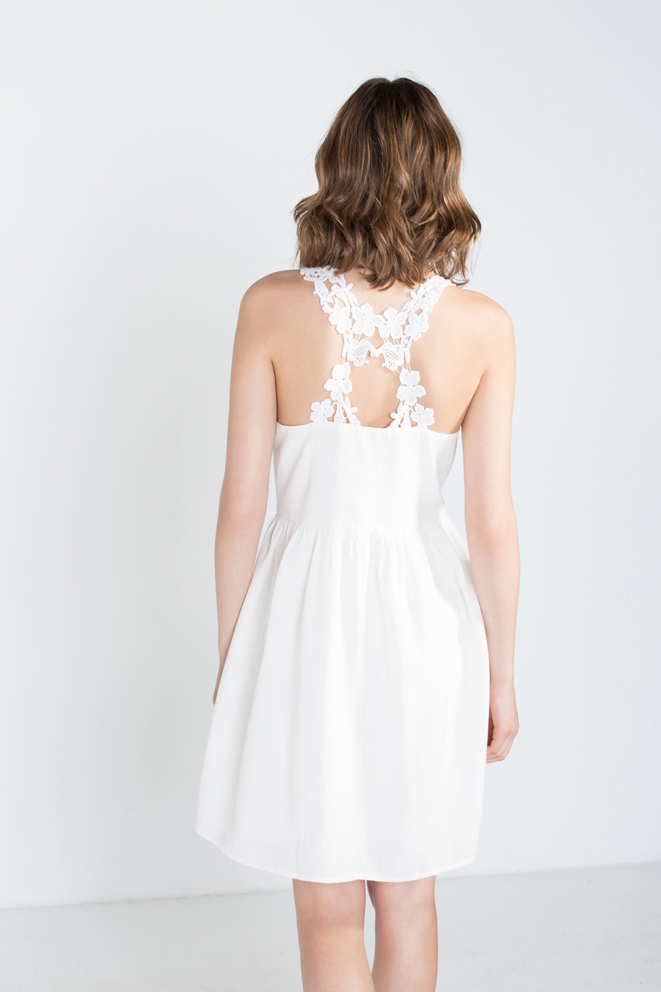 Otro de los vestidos de Cortefiel que encontrarás es rebajas es este blanco (Precio rebajado de 49.99 euros a 14.99 euros)