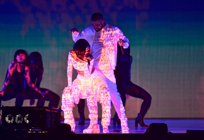 El 'twerking' de Rihanna sobre el escenario sube las temperaturas.