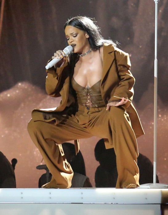 En este caso, Rihanna apuesta por un estilismo de inspiración masculina con traje oversize de Y/Project, body de piel de L.A. Roxx y taconazos de Manolo Blahnik.