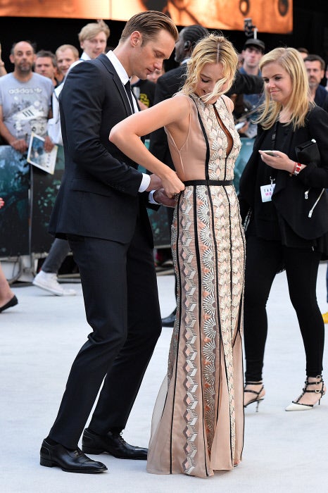 La actriz tuvo algún que otro problemilla con su vestido de Miu Miu, y ahí estaba su compañero de reparto para echarle una mano.