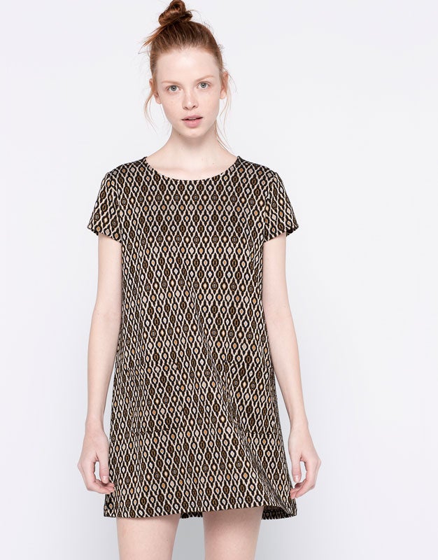 Con estampado retro, minivestido de Pull and Bear (Precio rebajado de 17.99 euros a 9.99 euros).