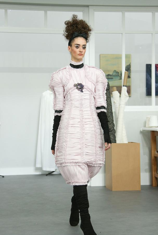 Los tonos empolvados también tienen presencia en la colección