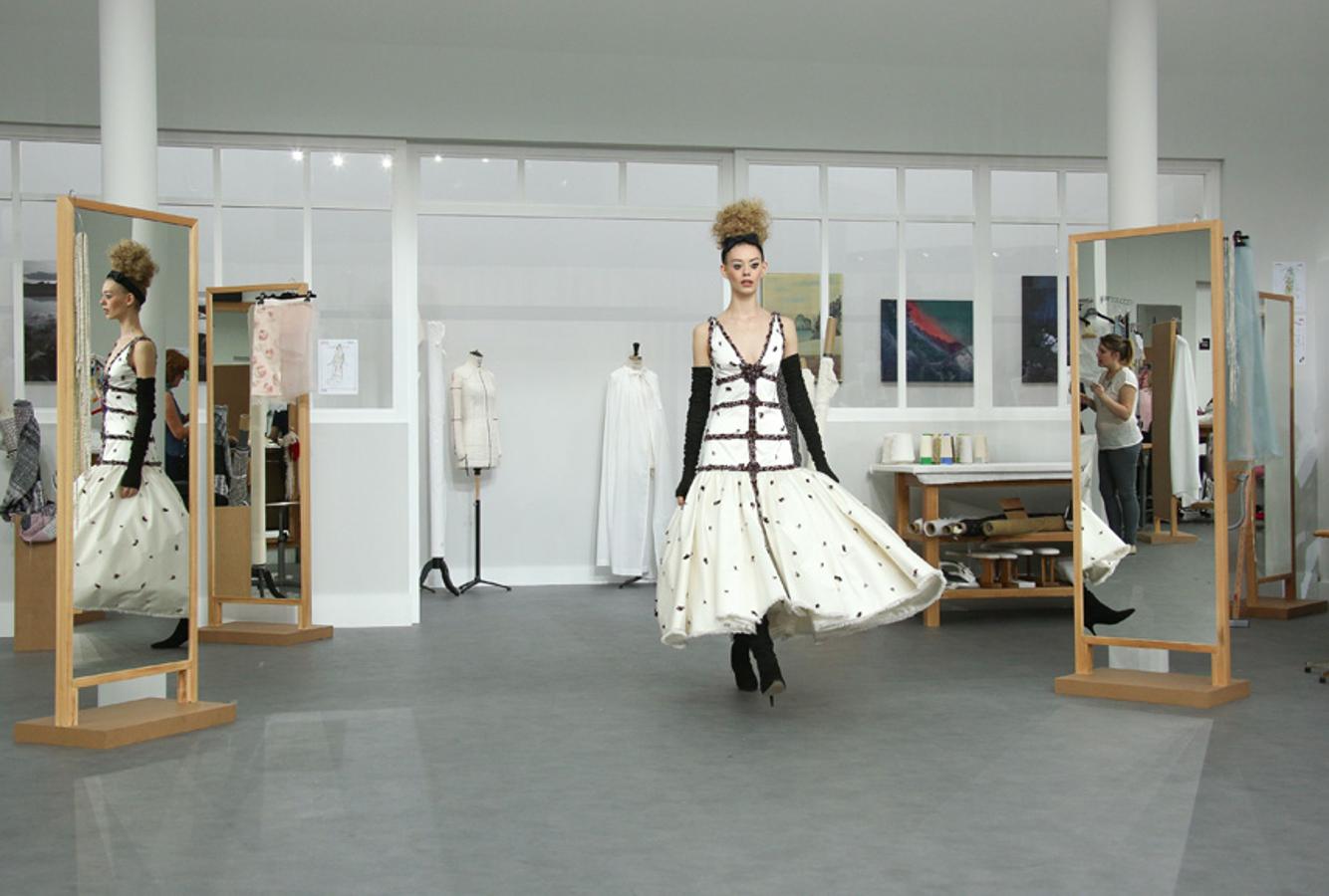La firma recreó un auténtico taller durante su desfile de Alta Costura celebrado en París