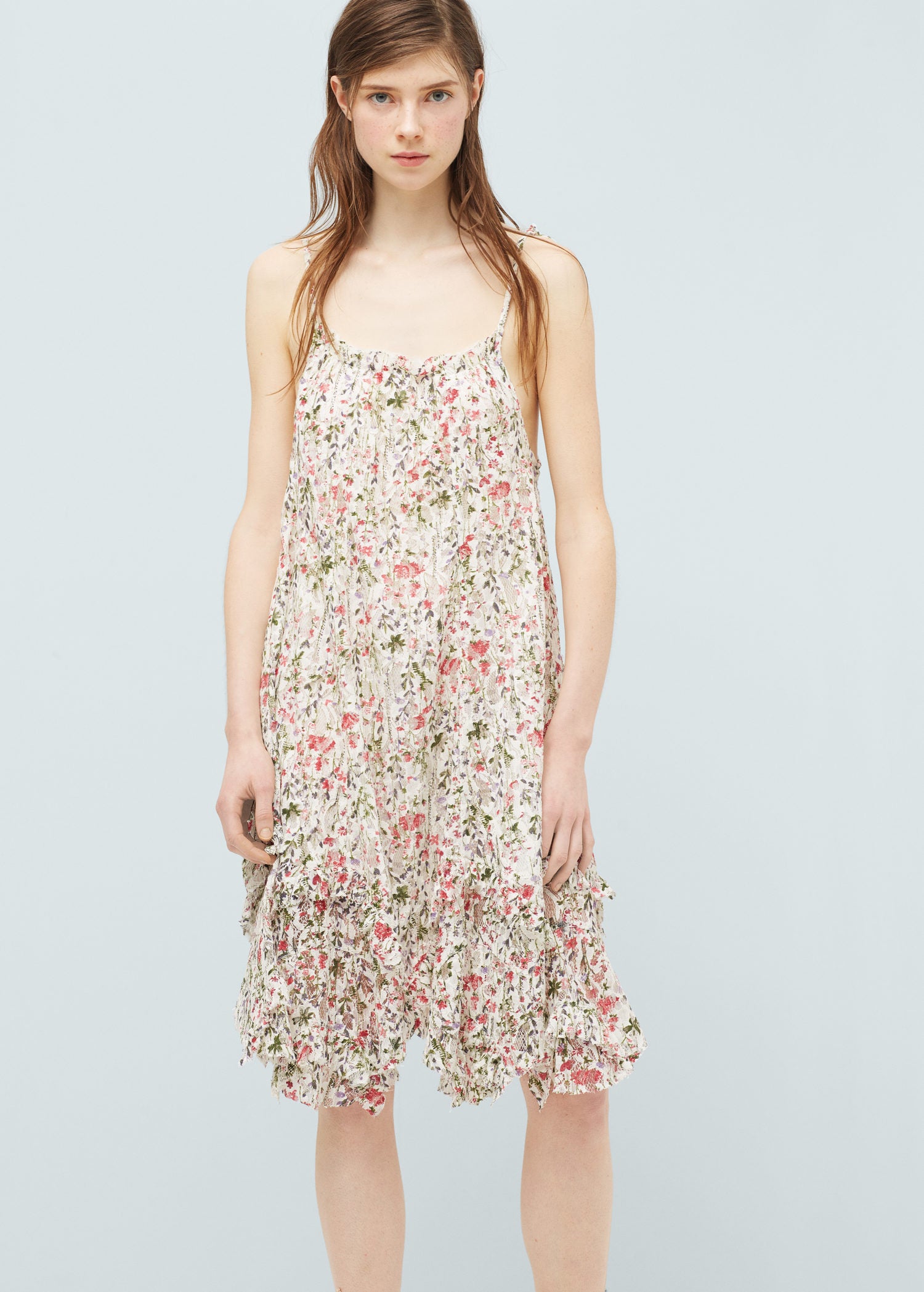 Otra de las propuestas de Mango para este verano es este vestido de flores (Precio rebajado de 39.99 euros a 19.99 euros)