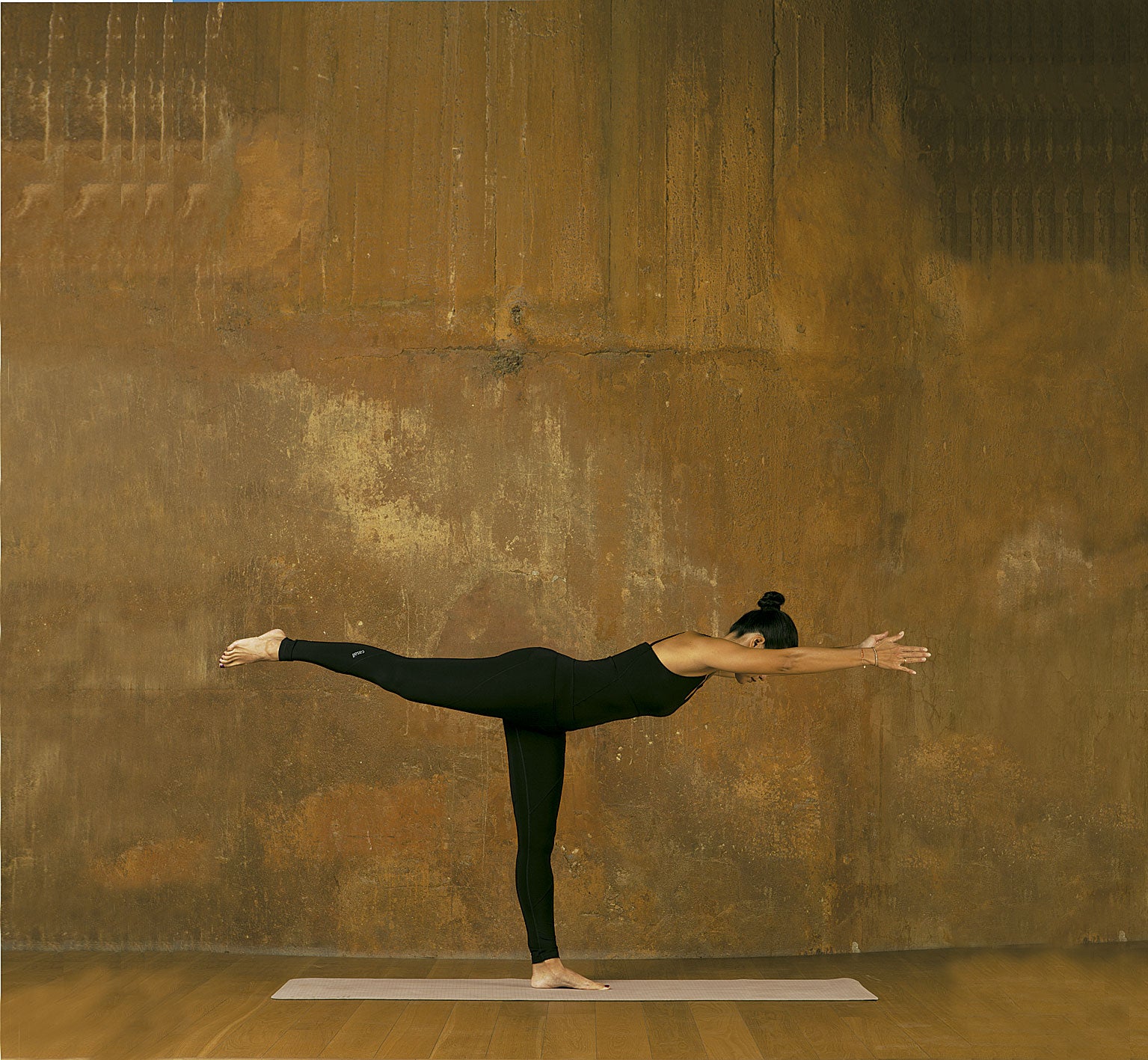 PARA LA CADERA. Partiendo de la primera postura de la tabla, da un paso atrás con una de las piernas. Al espirar, transfiere el peso hacia la que ha quedado adelantada y eleva el talón de la trasera. Bascula el tronco y los brazos estirados hacia delante hasta que queden paralelos al suelo y, al mismo tiempo, eleva la pierna izquierda hasta dejar la cadera paralela al suelo. PALABRA DE ESXPERTA. Esta asana mejora el equilibrio y fortalece los músculos de las piernas y de la espalda.