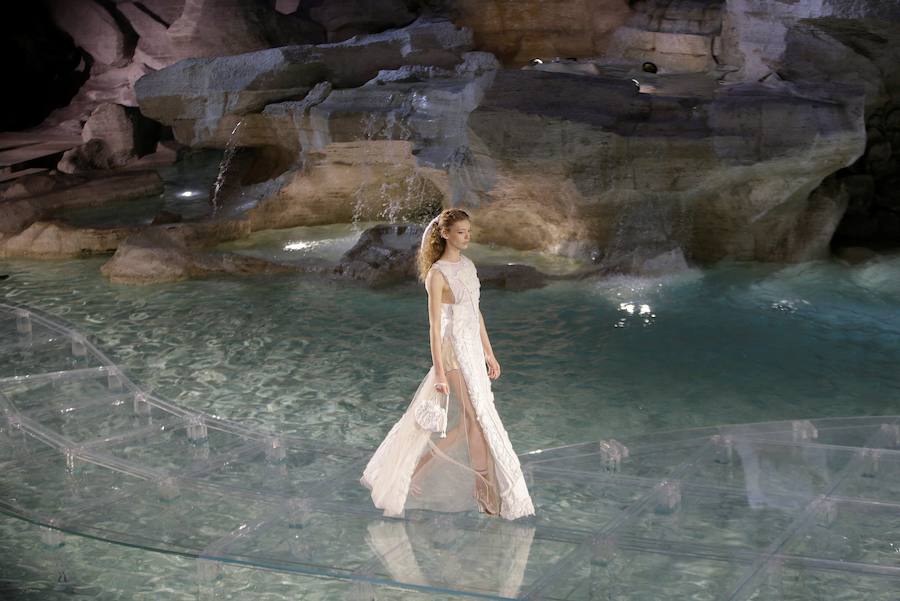 Uno de los vestidos en color blanco que la firma hizo desfilar por su 90 aniversario