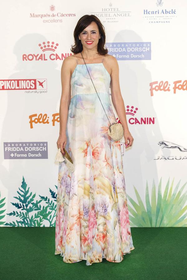 La actriz muy favorecida con un veraniego vestido estampado.