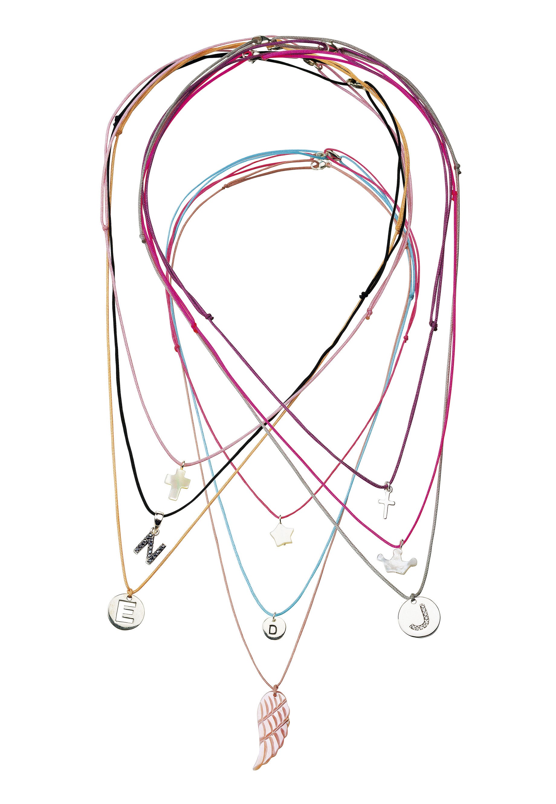 Los collares de Mare están pensados para las vacaciones y para que puedas llevarlos a la playa. En seda, resina, cristal, perla, plata o semillas, son ligeros, puedes ponértelos en cualquier ocasión y elegir muchos motivos. marecomplementos.com.