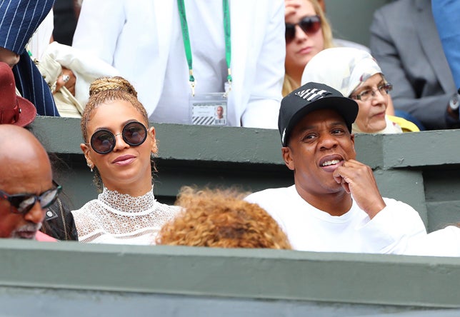Beyoncé hizo un guiño al 'dress code' de Wimbledon (obliga a los tenistas a jugar de blanco) y apostó por un look 'total white'. Quizá lo del color de su vestido (combinado con knop top muy tirante y gafas 'ochenteras') fue casualidad, o una apuesta basada en los tonos que más le favorecen, pero nosotras preferimos pensar que se sabía el reglamento del torneo.