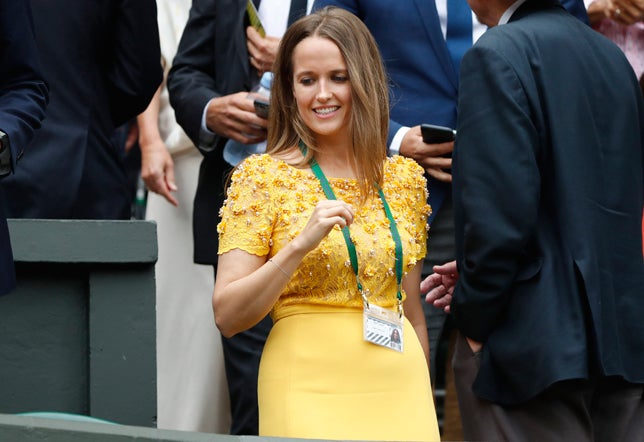 La esposa de Andy Murray no debe creer en supersticiones y por eso apostó por un vestido amarillo para presenciar el partido entre su chico y el canadiense Raonic. No sabemos si fue el vestido de Kim o la poderosa raqueta del escocés, que se hizo con su segundo título de Wimbledon al ganar la final masculina de 2016.