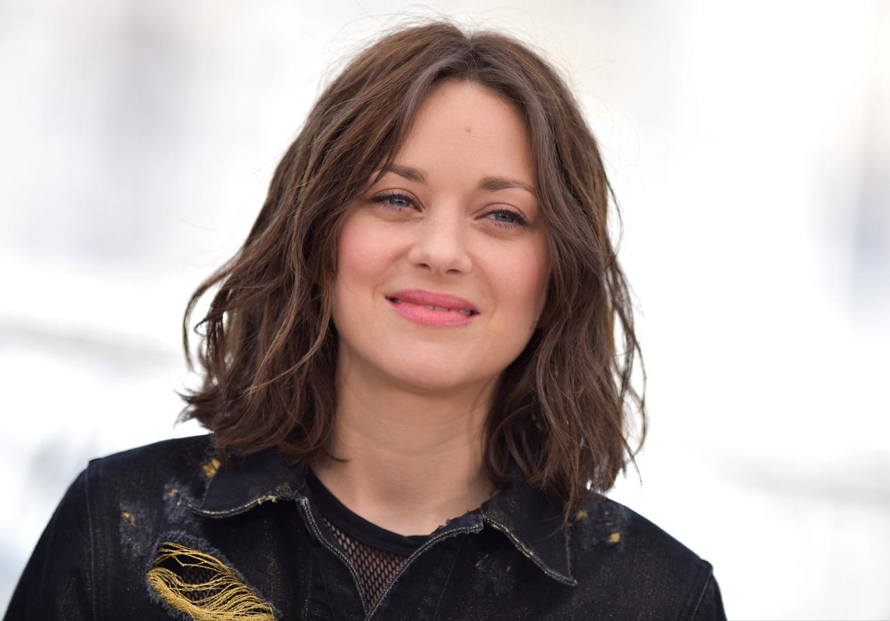 La actriz francesa Marion Cotillard con long bob peinado con ondas ligeras texturizadas y raya en el medio.