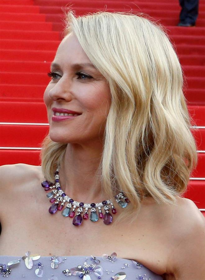 Desde que decidiera cortarse su melena hace ya algunos años la actriz de origen australiano, Naomi Watts luce una favorecedora media melena que suele peinar con ondas rotas.