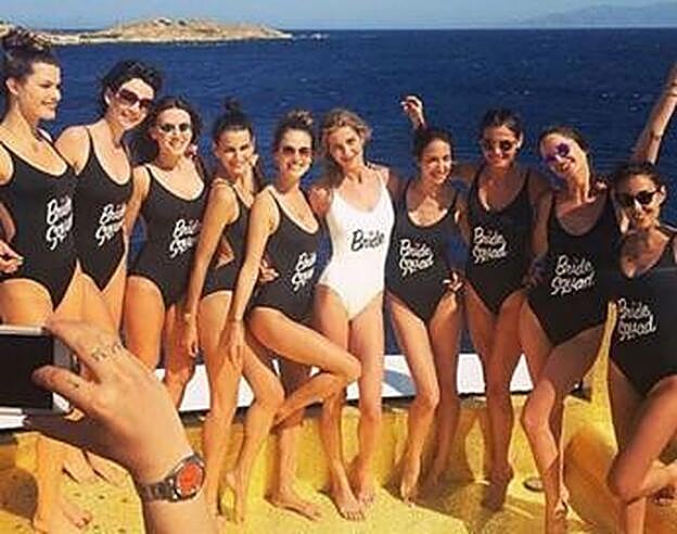 La novia con sus damas de honor en la despedida de soltera