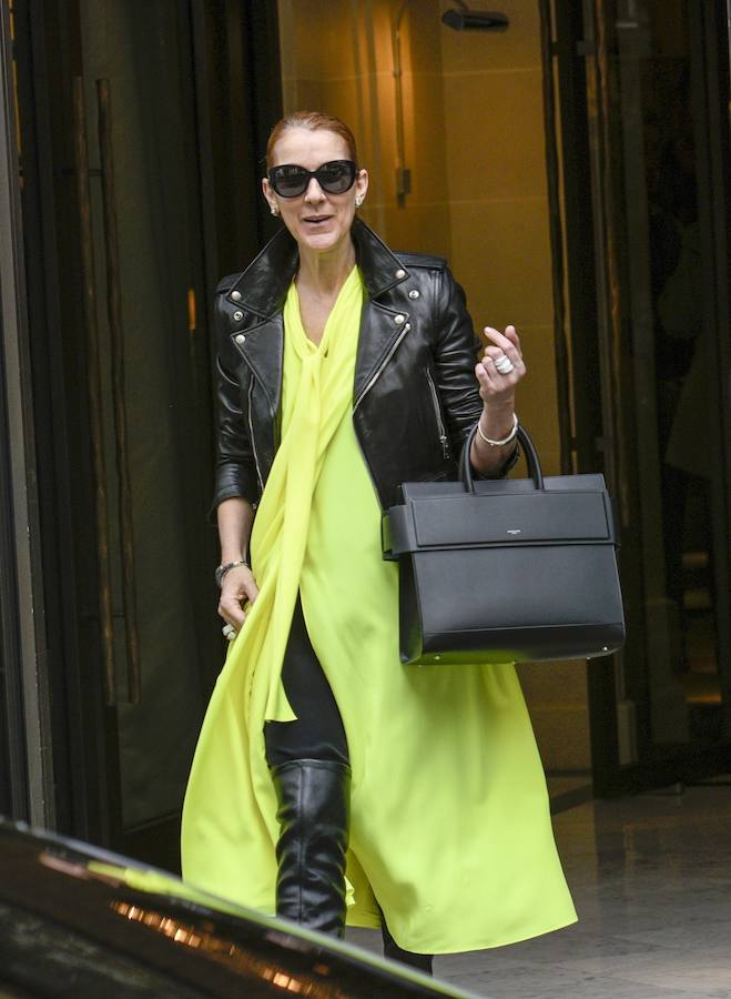 Vestido de Balenciaga, chaqueta de Saint Laurent,botas de Le Silla y bolso de Givenchy forman parte de su look