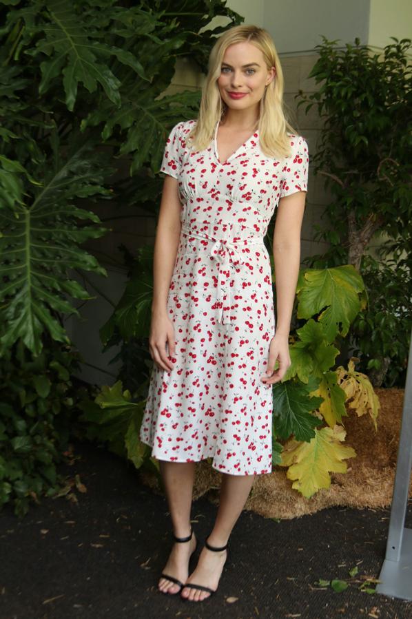 Sencilla pero infalible con un vestido estampado y unas sandalias de tacón como luce la actriz